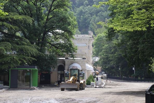 ბორჯომში, კოსტავას ქუჩაზე სარეაბილიტაციო სამუშაოები მიმდინარეობს