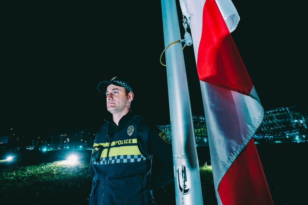 შსს-ს ადმინისტრაციულ შენობებზე, სოხუმის დაცემის დღესთან დაკავშირებით, სახელმწიფო დროშები დაშვებულია