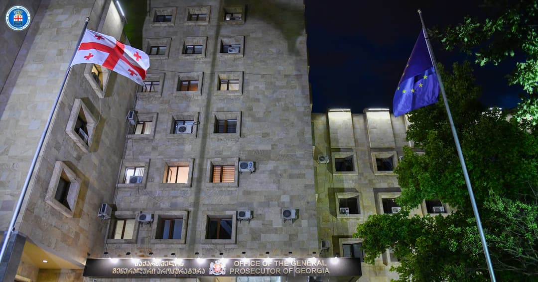 პროკურატურამ ცეცხლსასროლი იარაღის მართლსაწინააღმდეგო დაუფლების და ჯგუფური ძალადობის ფაქტებზე სამ პირს ბრალდება წარუდგინა