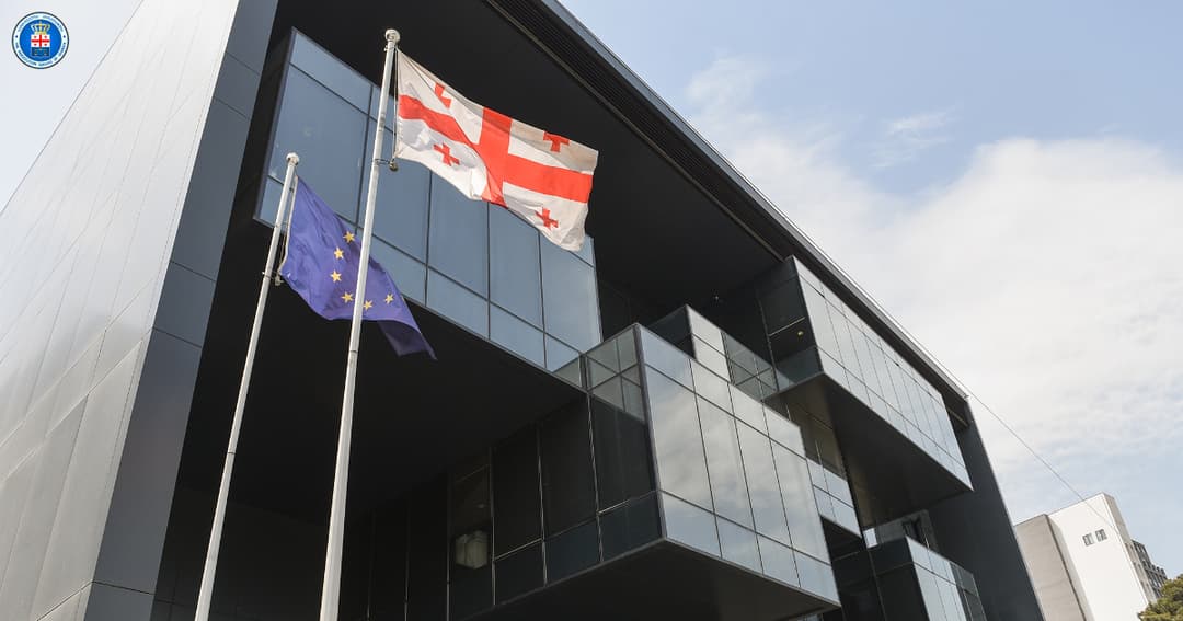 დიდი ოდენობით თანხის თაღლითურად დაუფლების ფაქტზე ერთი პირი დააკავეს