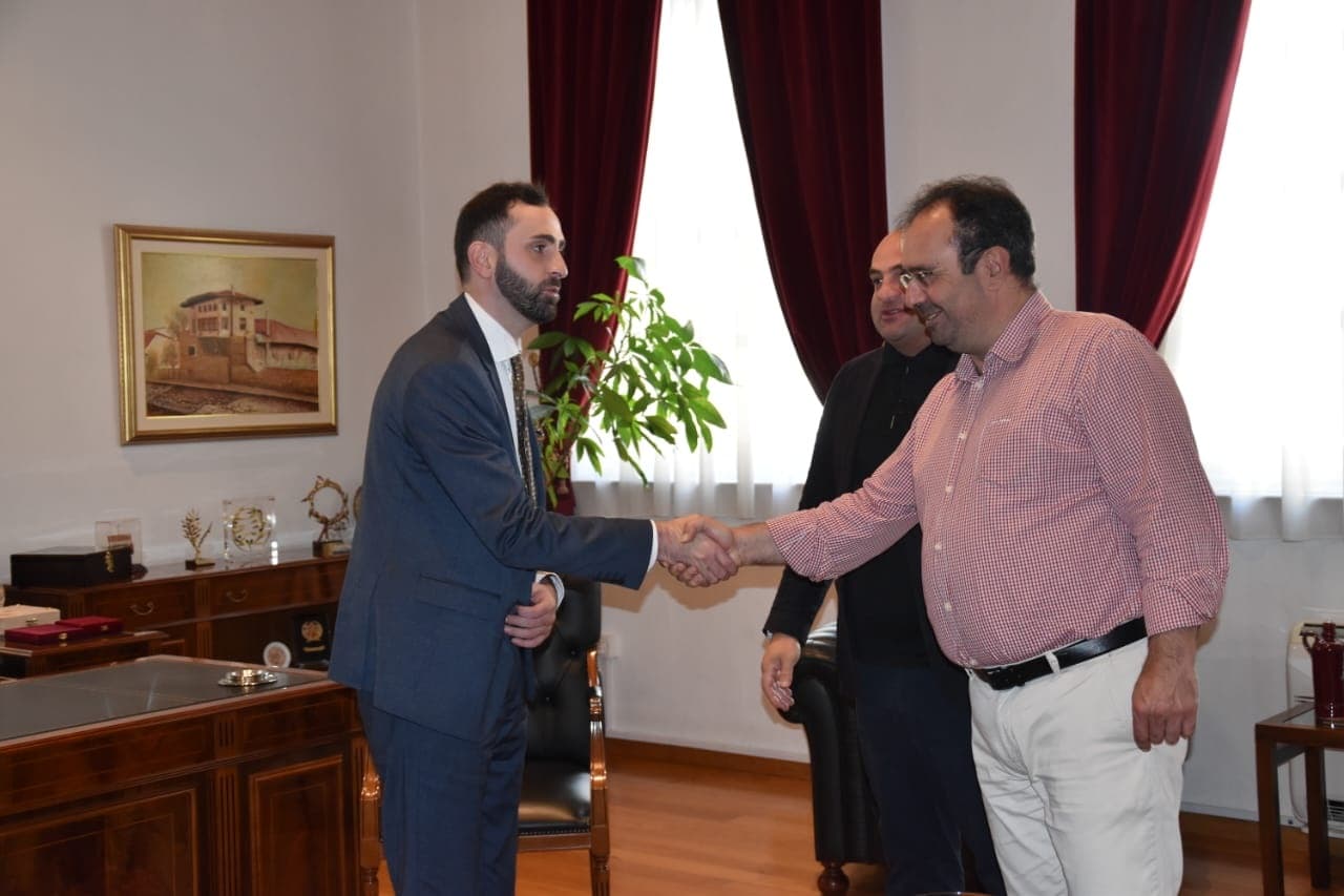 Frontnews image description