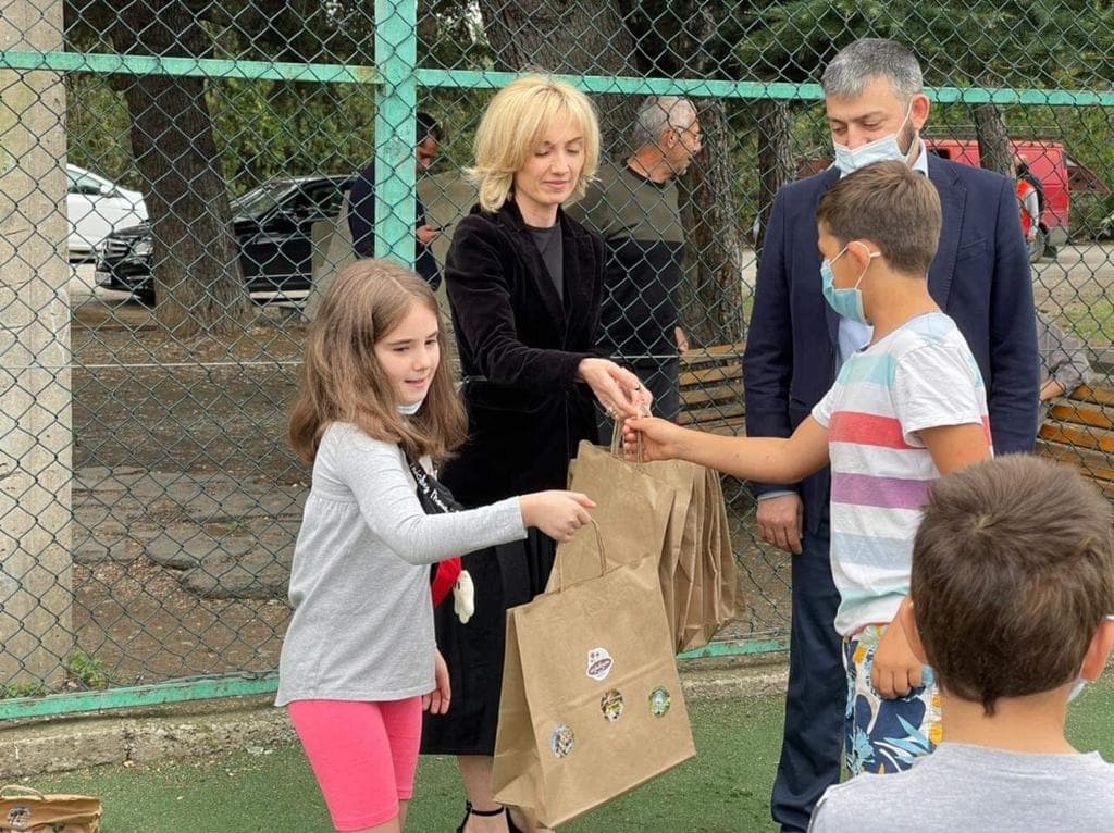 იუსტიციისა და სამოქალაქო ინტეგრაციის საკითხებში აფხაზეთის მინისტრმა დევნილ ბავშვებს სასკოლო ნივთები გადასცა