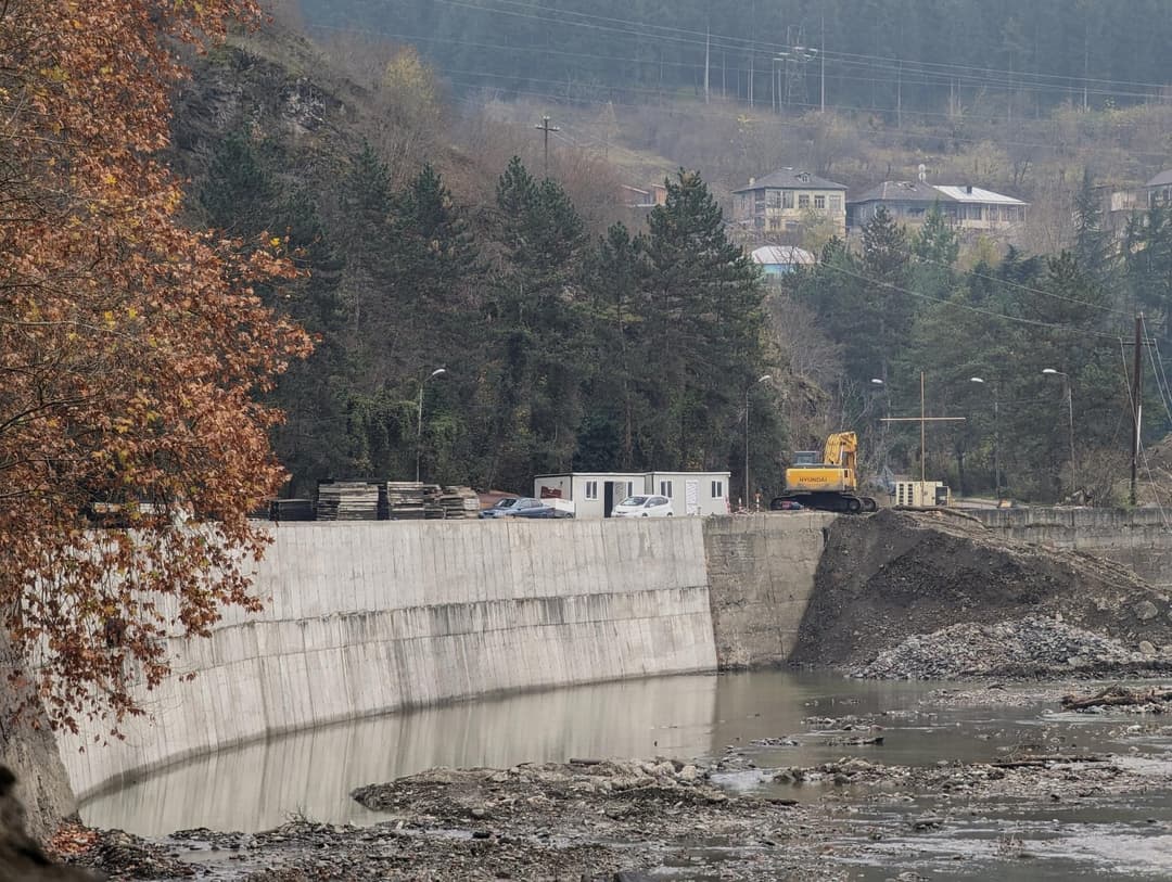 ბორჯომში, მტკვრის სანაპიროზე დაზიანებული დამცავი საყრდენი კედლის სარეაბილიტაციო სამუშაოები დასრულების ეტაპზეა
