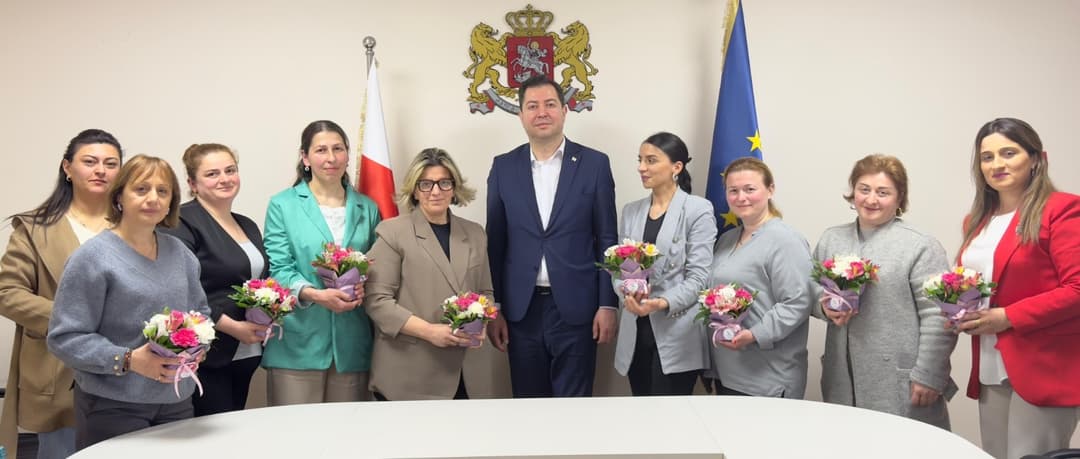 დავით ფაცაცია აფხაზეთიდან დევნილ, მრავალშვილიან დედებს შეხვდა და სიმბოლური საჩუქრები გადასცა