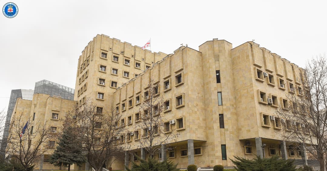 განსაკუთრებით დიდი ოდენობით ნარკოტიკული საშუალებების უკანონო შეძენის, შენახვის და უკანონოდ შემოტანის ფაქტებზე, 4 პირს ბრალდება წარედგინა