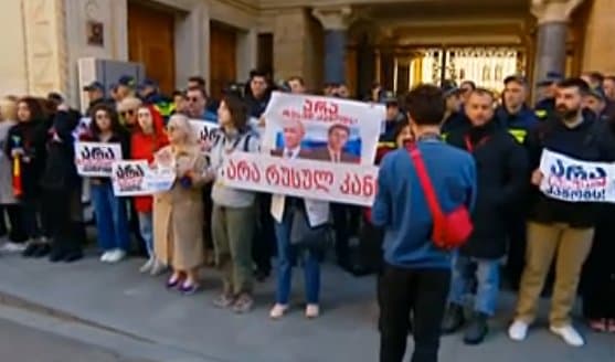 პარლამენტთან აქცია – “არა რუსულ კანონს” მიმდინარეობს