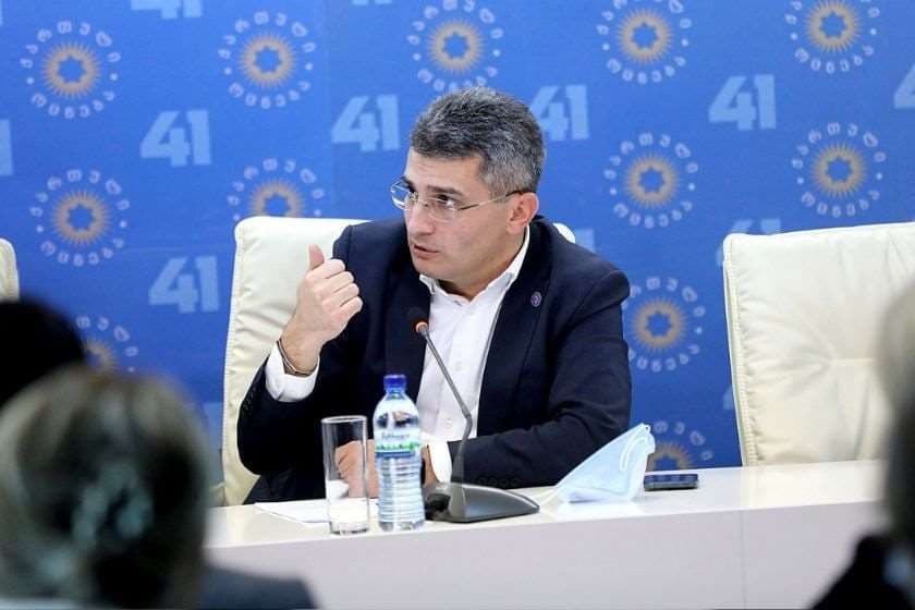 მამუკა მდინარაძე – როგორც ჩანს, ექიმებში ობიექტურობის ხარისხი გაცილებით მეტია, გუშინ ისინი დაშვების დონეზე საუბრობდნენ და არ იმეორებდნენ იგივეს, რასაც გვარამია ამბობდა