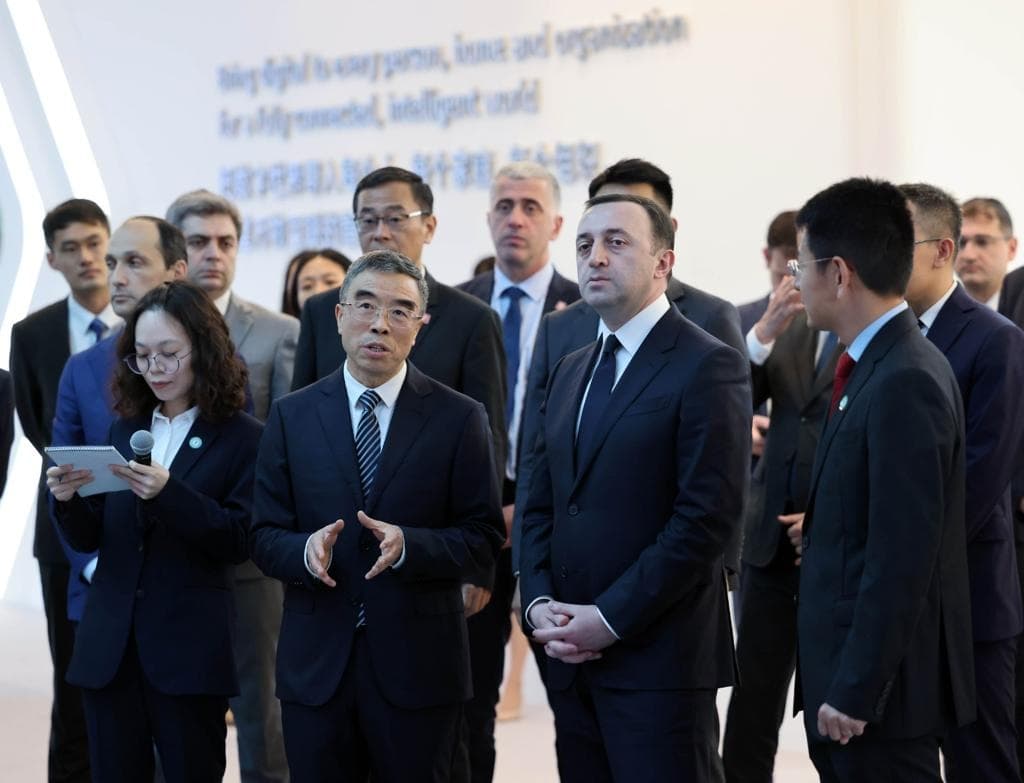 ირაკლი ღარიბაშვილი Huawei-ის სადემონსტრაციო ცენტრს ეწვია
