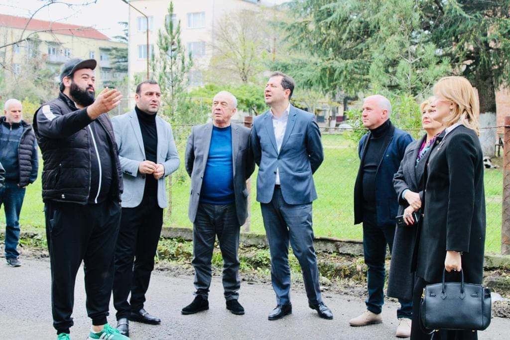 დავით ფაცაციამ ხონის დევნილთა დასახლებაში მიმდინარე ინფრასტრუქტურული სამუშაოები დაათვალიერა