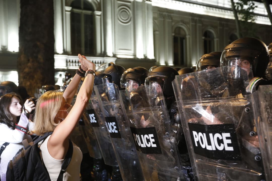 შსს – სამართალდამცველებმა გამოიყენეს კანონით დადგენილი სპეციალური საშუალება, ე.წ. წიწაკის სპრეი და წყლის ჭავლი