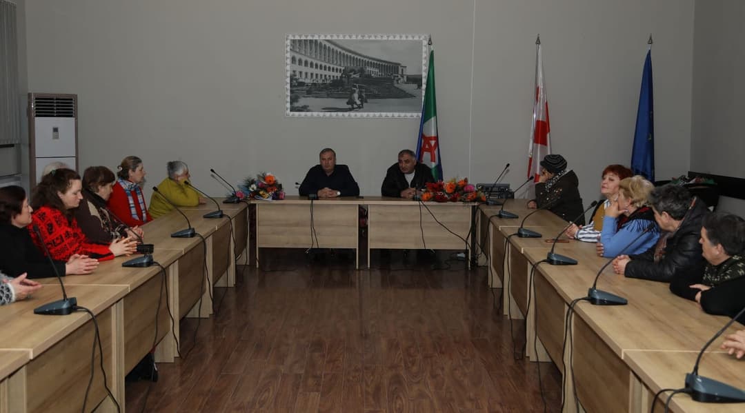 წყალტუბოს მუნიციპალიტეტის მერმა და საკრებულოს თავმჯდომარემ დედის დღე კეთილმოწყობისა და დასუფთავების თანამშრომელ ქალბატონებს მიულოცეს