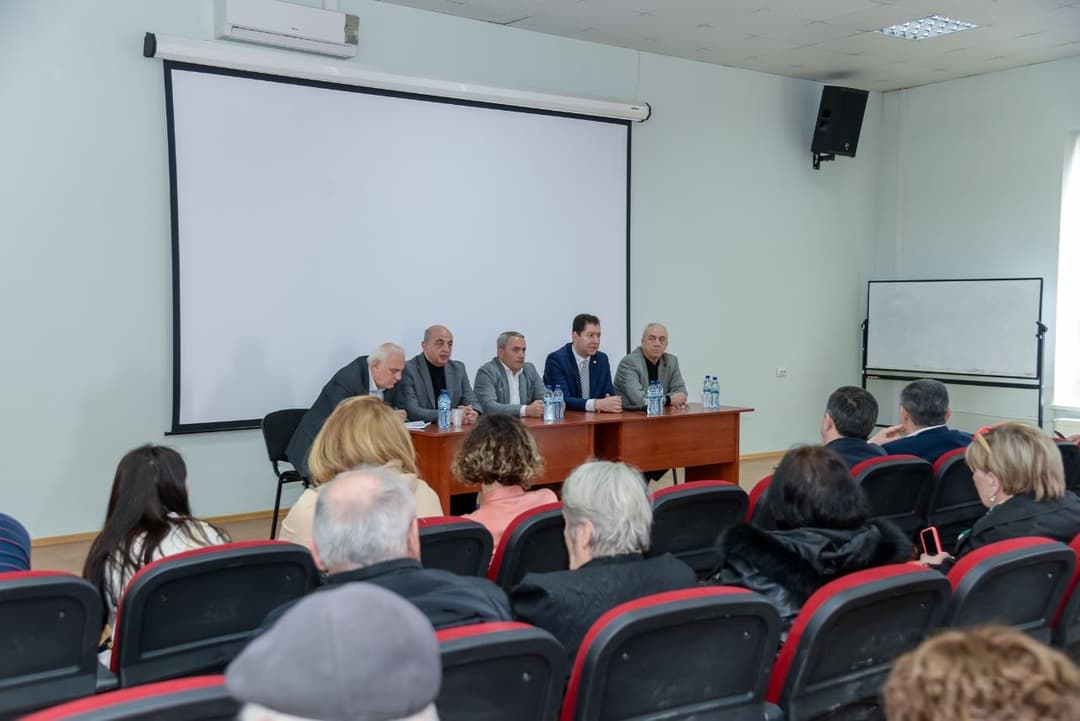 აფხაზეთის მთავრობის წარმომადგენლებმა ნაძალადევის რაიონის დევნილთა განსახლების ადგილებში შექმნილ ბინათმესაკუთრეთა ამხანაგობებთან შეხვედრა გამართეს