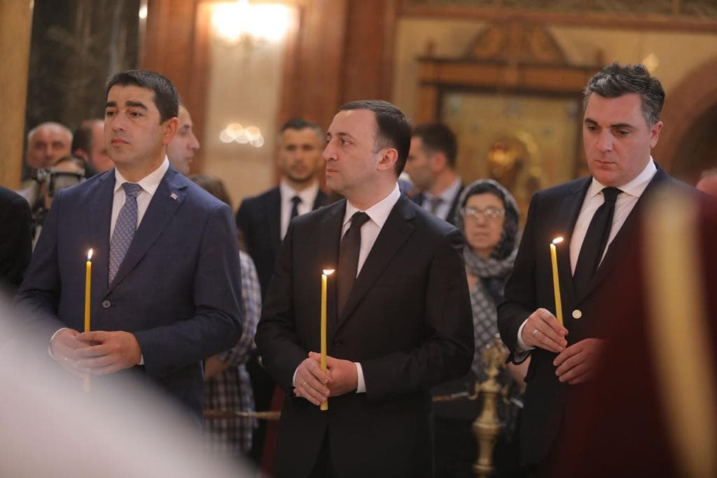 ირაკლი ღარიბაშვილი სამების საკათედრო ტაძარში ალექსანდრე ლომთათიძის სამოქალაქო პანაშვიდს დაესწრო