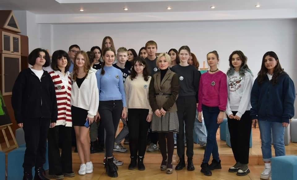 იუსტიციისა და სამოქალაქო ინტეგრაციის საკითხებში აფხაზეთის მინისტრი ქართველ და უკრაინელ დევნილ ბავშვებს შეხვდა