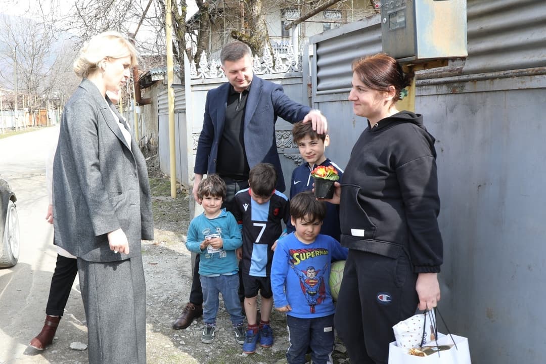 სერგი ხიდეშელმა ონის მუნიციპალიტეტში მცხოვრებ მრავალშვილიან ქალბატონებს დედის დღე მიულოცა