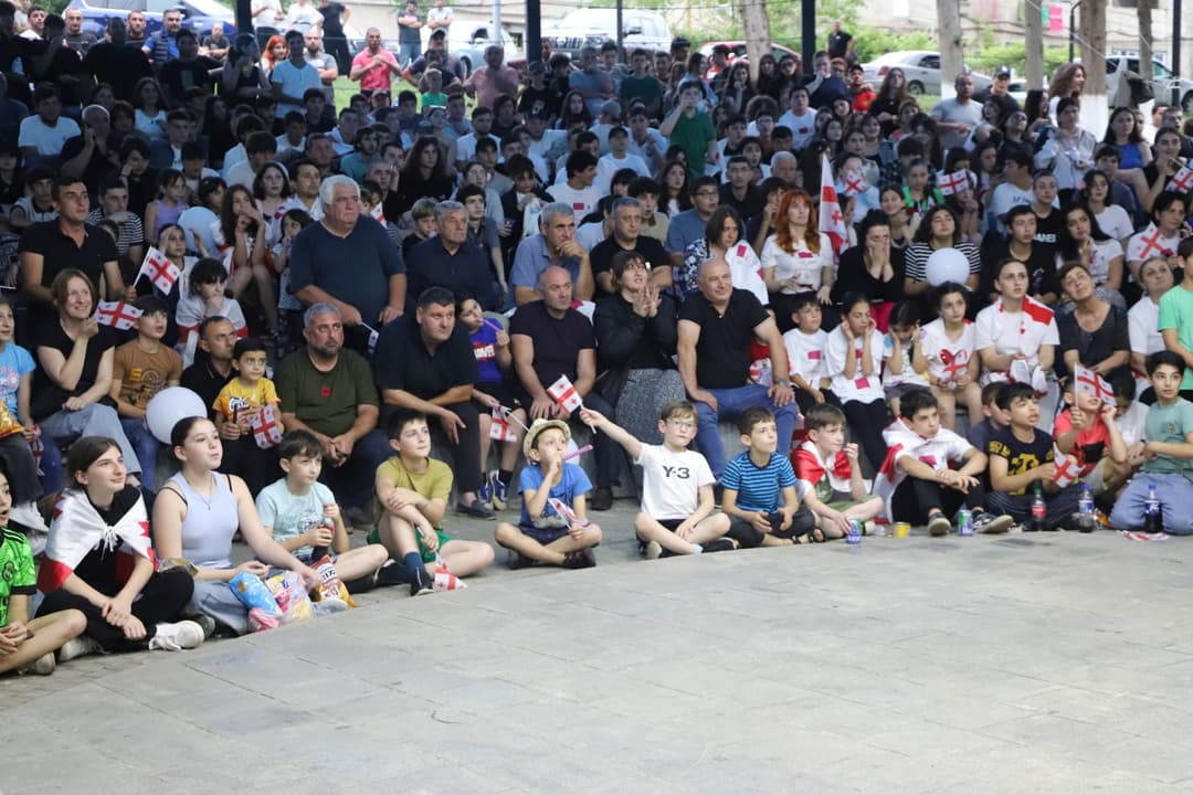 თერჯოლაში ქომაგებმა საქართველოს ნაკრებს ლაშა გოგიაშვილის სახელობის სკვერიდან უგულშემატკივრეს