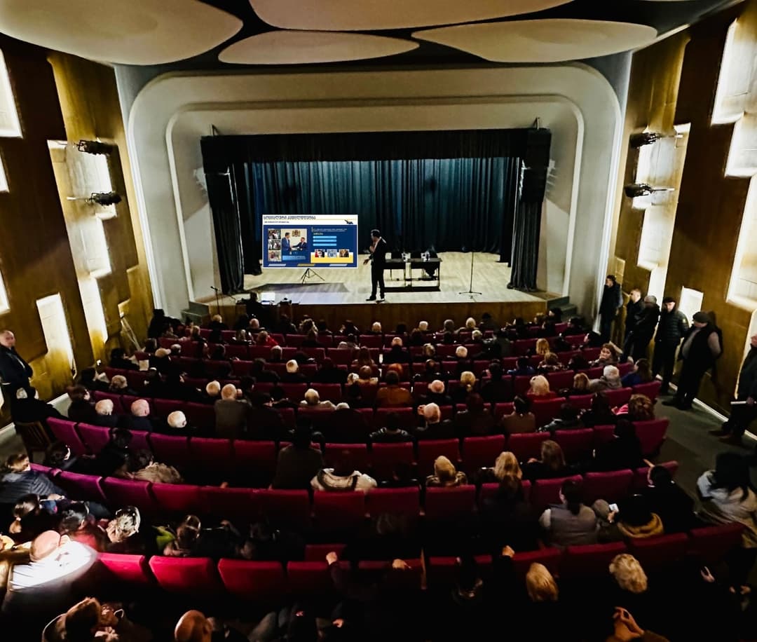 დავით ფაცაციამ სამეგრელო-ზემო სვანეთის რეგიონში მცხოვრებ აფხაზეთიდან დევნილ მოქალაქეებს საქმიანობის ანგარიში წარუდგინა