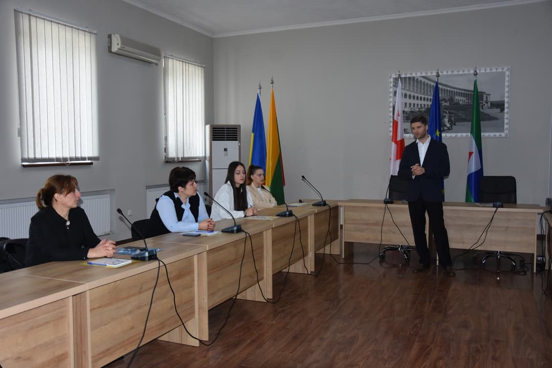 წყალტუბოში მცხოვრები დევნილი ქალბატონებისთვის შრომითი უსაფრთხოების საკითხებზე საინფორმაციო შეხვედრა გაიმართა