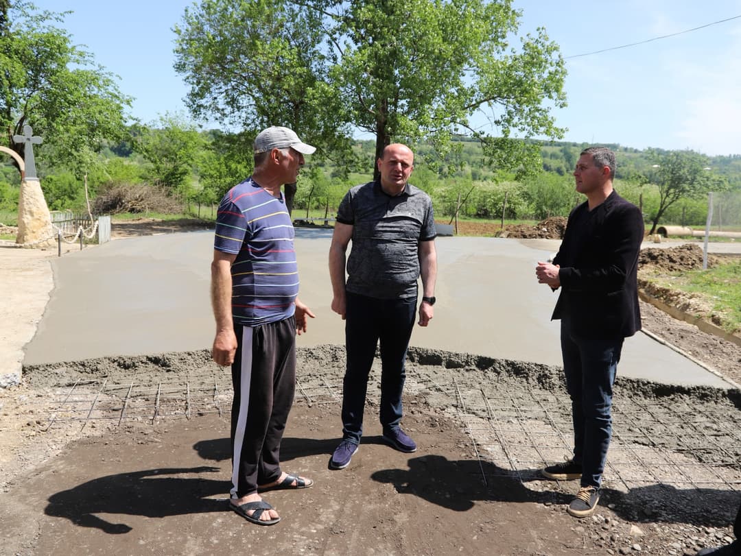 თერჯოლის მუნიციპალიტეტის მერმა ზედა სიმონეთის საუბნო გზის რეაბილიტაციის პროცესი დაათვალიერა