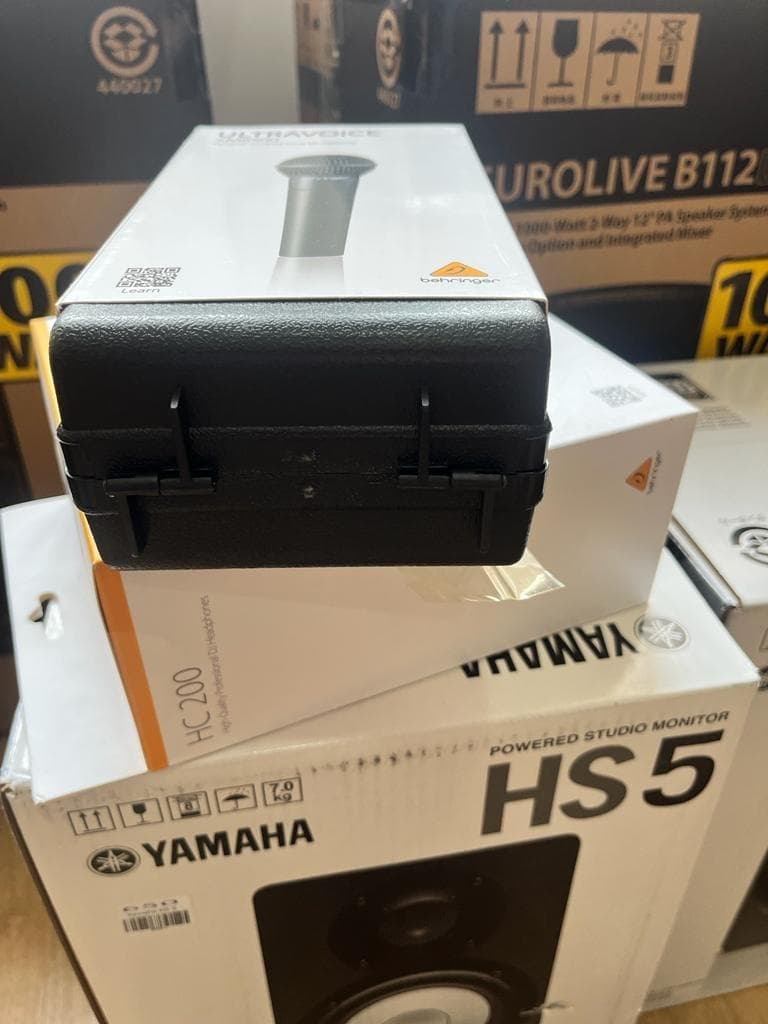 აფხაზეთის სკოლის მოსწავლეებს ხმის ჩამწერი სტუდიისთვის საჭირო აპარატურა გადაეცათ