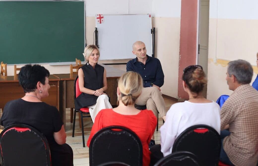 აფხაზეთის განათლებისა და კულტურის მინისტრი ნანა გაბელია აფხაზეთის საჯარო სკოლების დირექტორებს შეხვდა