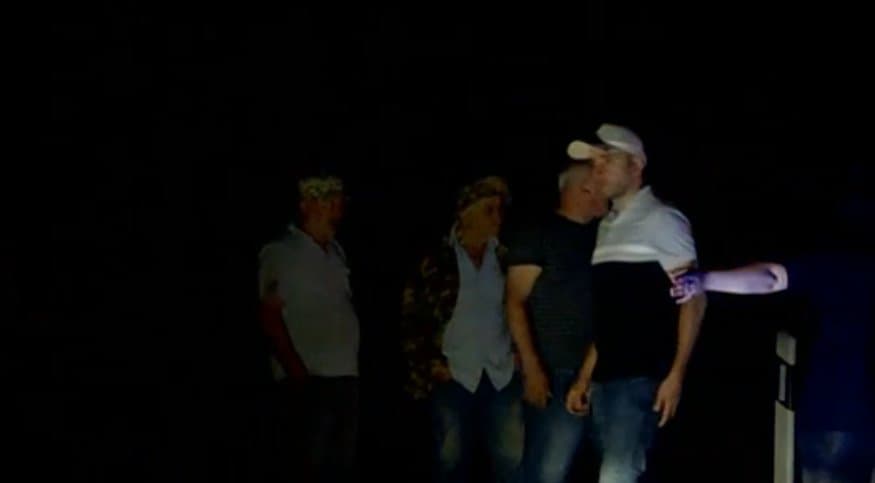 შოვის მიმდებარე ტერიტორიაზე მოქალაქეები არიან შეკრებილი, რომლებიც ოჯახის წევრებს ვერ უკავშირდებიან