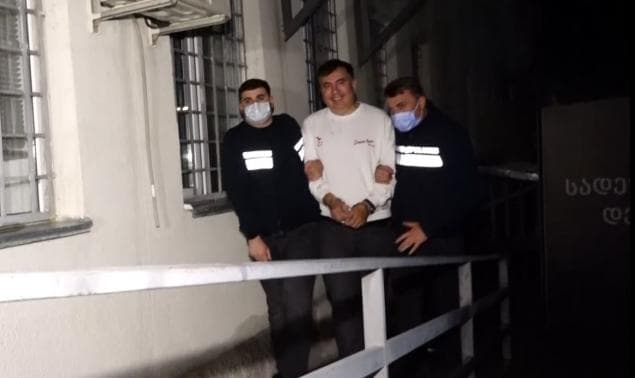 სახალხო დამცველის წარმომადგენელი აცხადებს, რომ მიხეილ სააკაშვილი მანქანიდან ძალის გამოყენებით გადმოიყვანეს