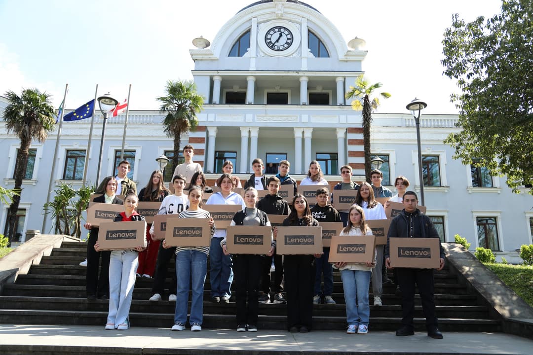 წარმატებულ მოსწავლეებს პერსონალური კომპიუტერები გადაეცათ