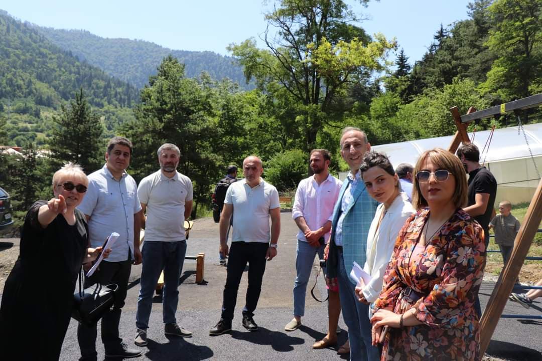 ბორჯომში “თებე-ლენდის” გახსნის ღონისძიებას მაჟორიტარი დეპუტატი და ადგილობრივი ხელისუფლების წარმომადგენლები დაესწრნენ