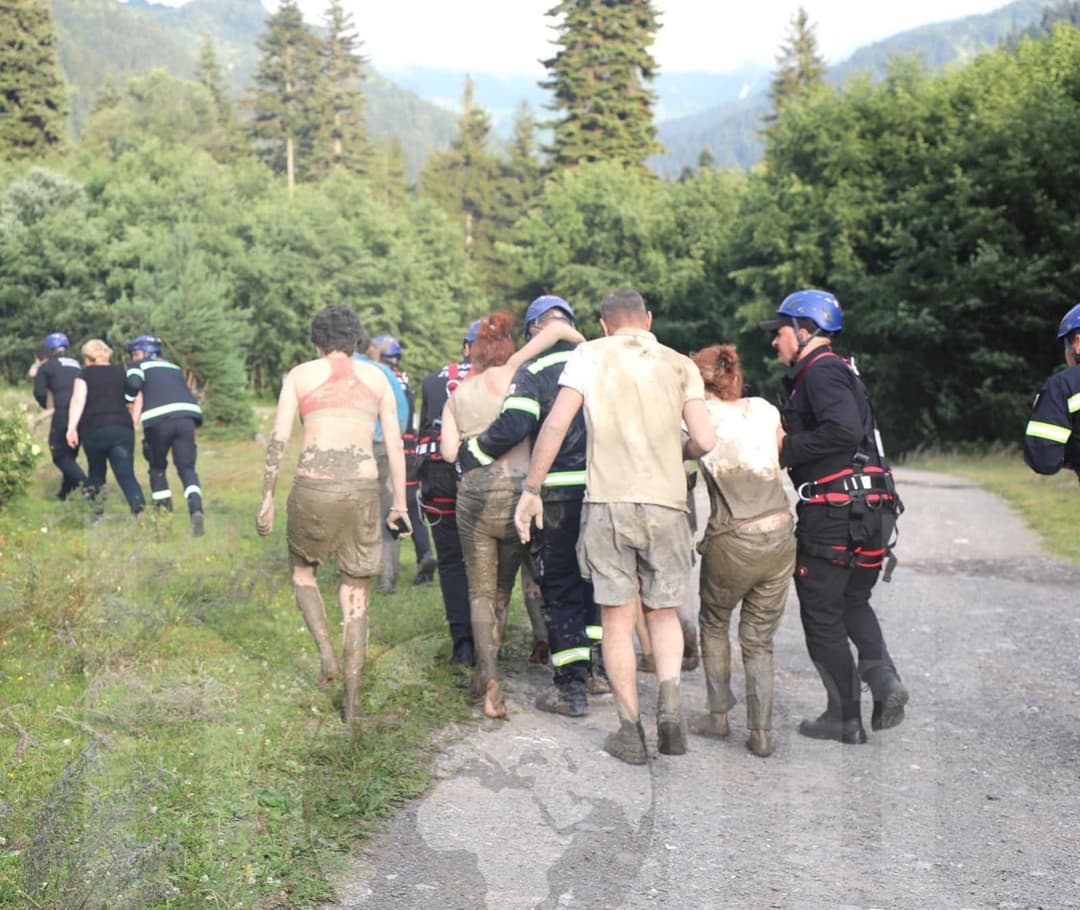 ფოტომასალა სტიქიის ზონიდან – რაჭაში, კურორტ შოვში მეწყერსა და ღვარცოფს 2 ადამიანი ემსხვერპლა