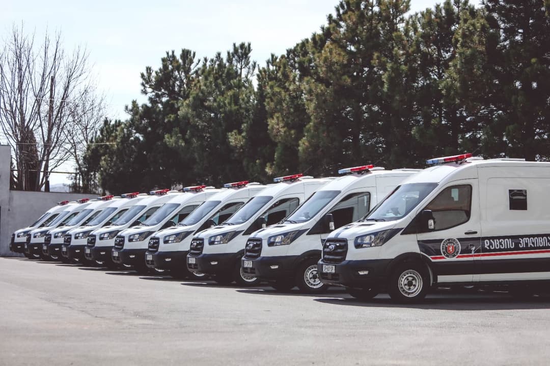 დაცვის პოლიციის დეპარტამენტის ავტოპარკი 10 ახალი ჯავშნირებული მიკროავტობუსით შეივსო