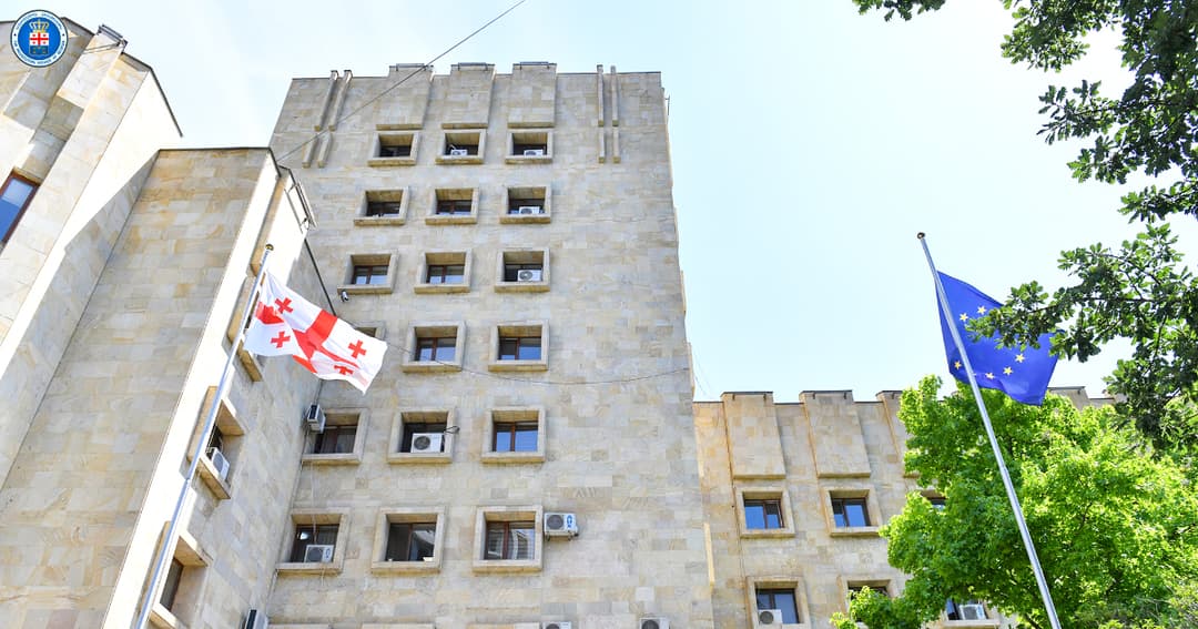 პროკურატურამ საჯარო მოხელისთვის ქრთამის მიცემის, ყალბი ოფიციალური დოკუმენტების დამზადება-გამოყენების და სხვისი ქონების მოტყუებით დაუფლების ფაქტებზე, 4 პირს ბრალდება წარუდგინა