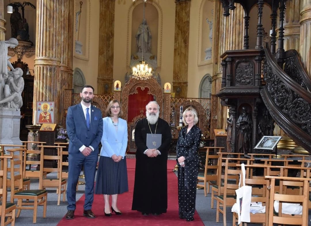 ნანა გაბელიამ ბელგიისა და ჰოლანდიის ეპისკოპოს დოსითეოსს აფხაზურენოვანი “ვეფხისტყაოსანი“ და აფხაზეთის თემატიკაზე გამოცემული წიგნები გადასცა