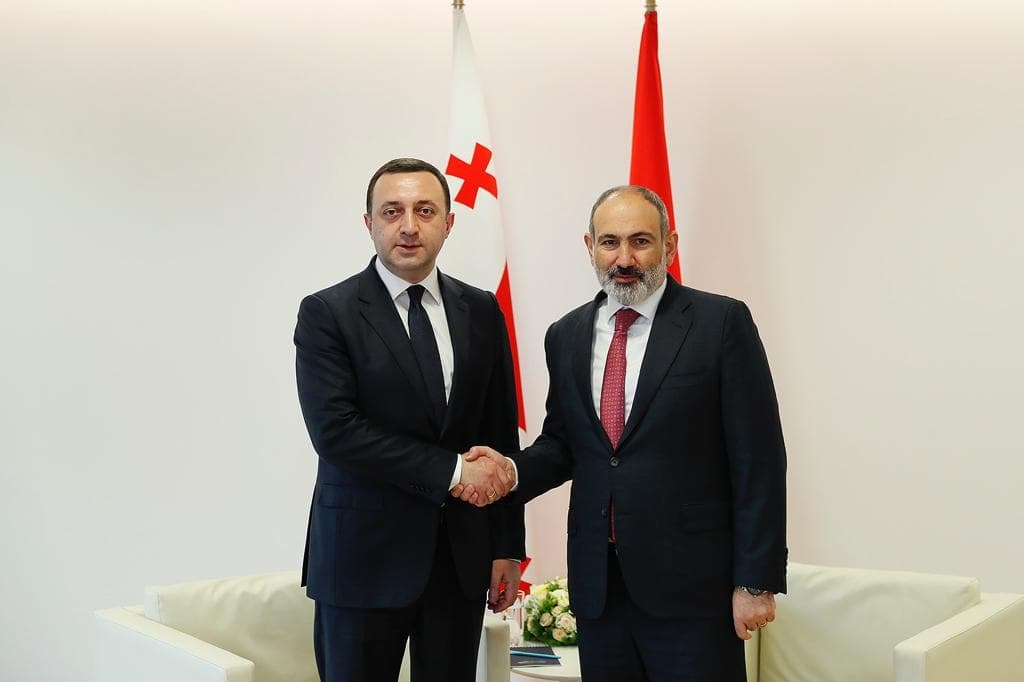 ირაკლი ღარიბაშვილი ნიკოლ ფაშინიანს შეხვდა