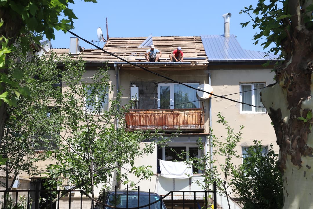 თერჯოლის მუნიციპალიტეტში 10 კერძო და 5 საერთო საცხოვრებელი სახლის სახურავის სარეაბილიტაციო სამუშაოები მიმდინარეობს