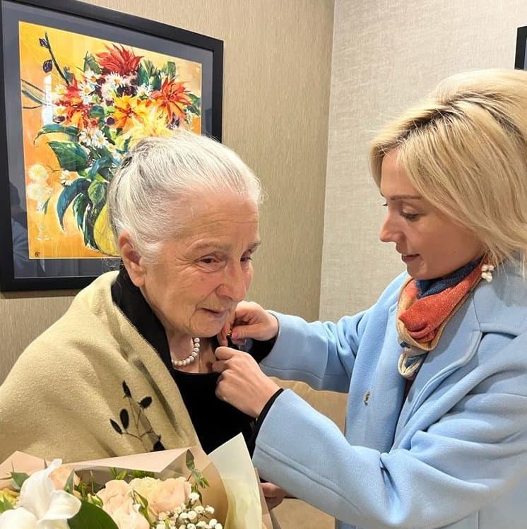 აფხაზეთიდან დევნილ პედაგოგს ლამარა ქემოკლიძეს საქართველოს დამსახურებული მასწავლებლის სამკერდე ნიშანი გადაეცა