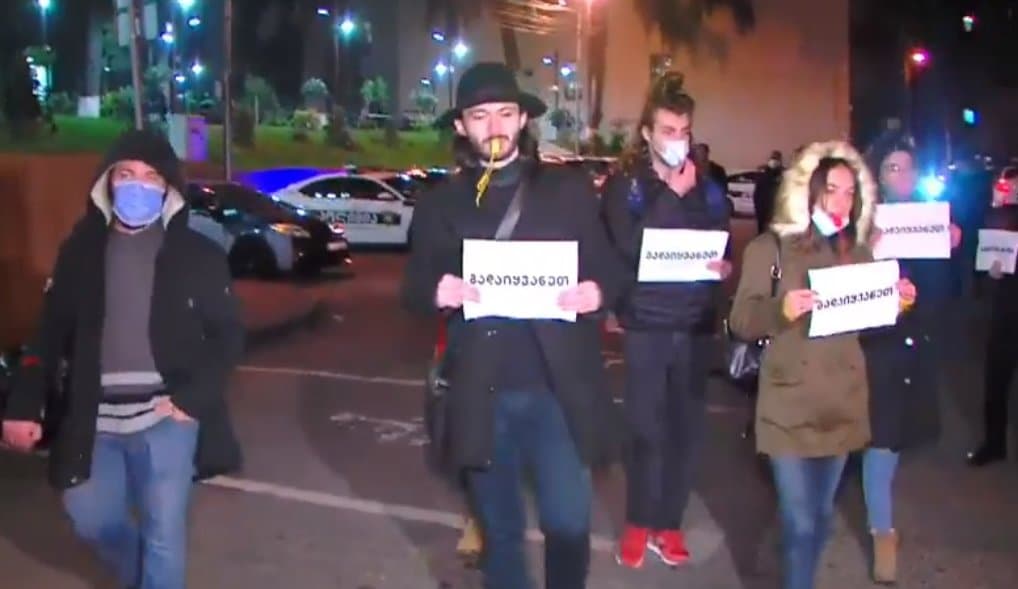 პარლამენტთან “სირცხვილიას” აქცია-მსვლელობა იმართება