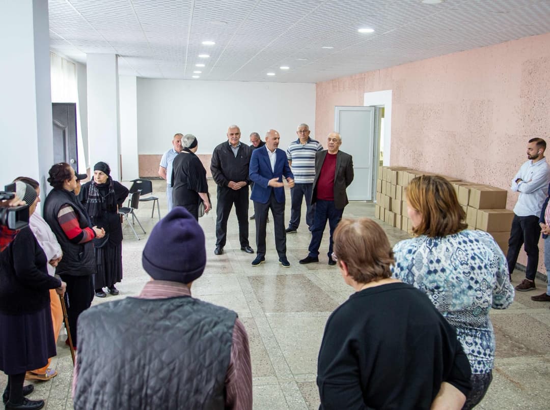 რუსლან აბაშიძემ აფხაზეთიდან დევნილ ოჯახებს სააღდგომო ნობათები გადასცა