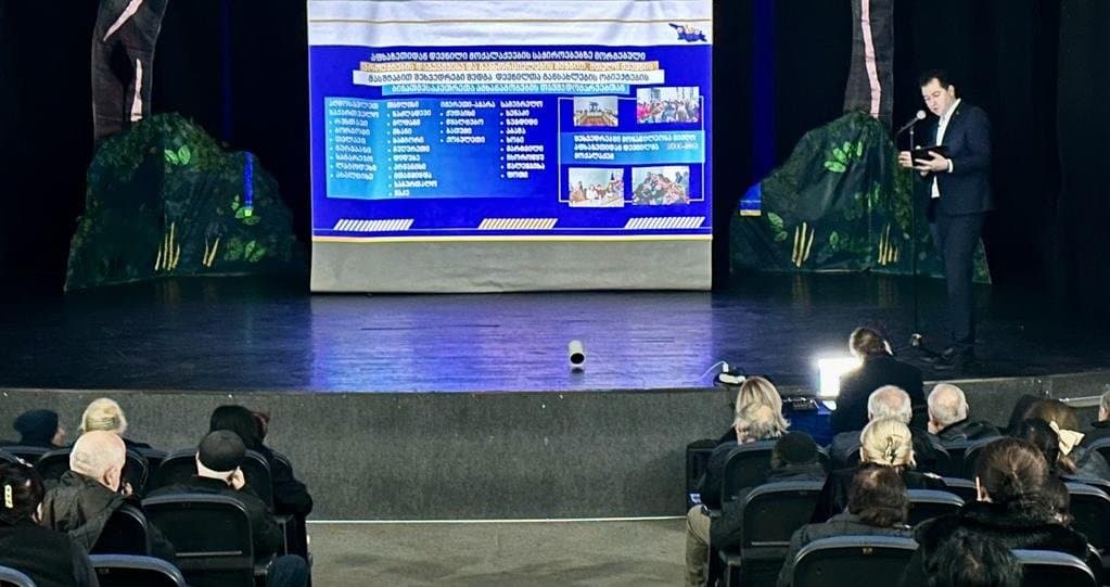 აფხაზეთის ავტონომიური რესპუბლიკის მთავრობის წარმომადგენლებმა აფხაზეთიდან დევნილ მოქალაქეებს საქმიანობის ანგარიში წარუდგინეს