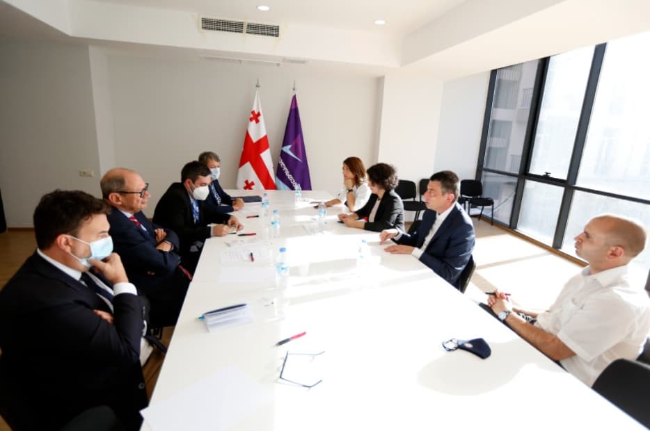 Frontnews image description