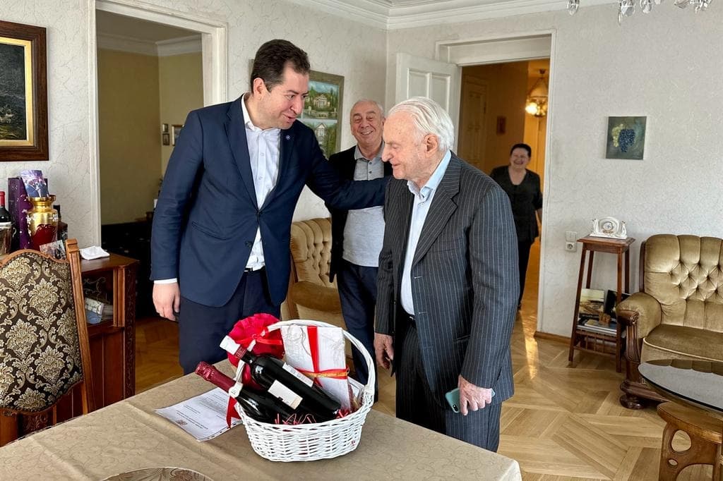 Frontnews image description