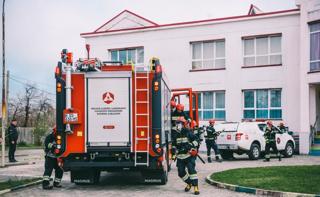 მეხანძრე-მაშველებმა ბათუმის 28-ე საბავშო ბაღში იმიტირებული საჩვენებელი სწავლება ჩაატარეს