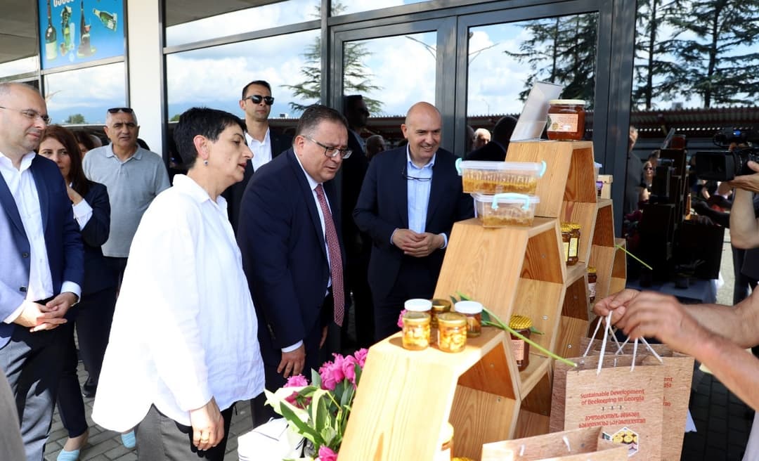 “დევნილთა მეფუტკრეობის საქმიანობის გაძლიერების” პროგრამის გამარჯვებულ ბენეფიციარებს შესაბამისი ინვენტარი გადაეცათ