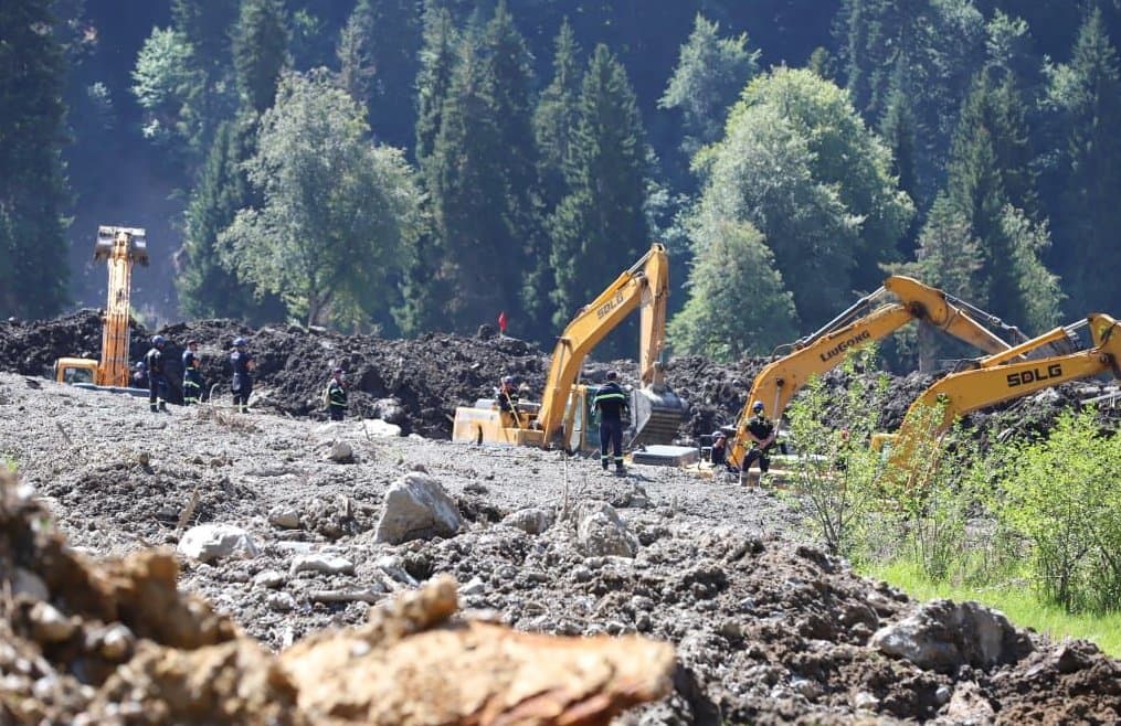 შოვში, სტიქიის ზონაში ორი ადამიანის სამძებრო სამუშაოები გრძელდება