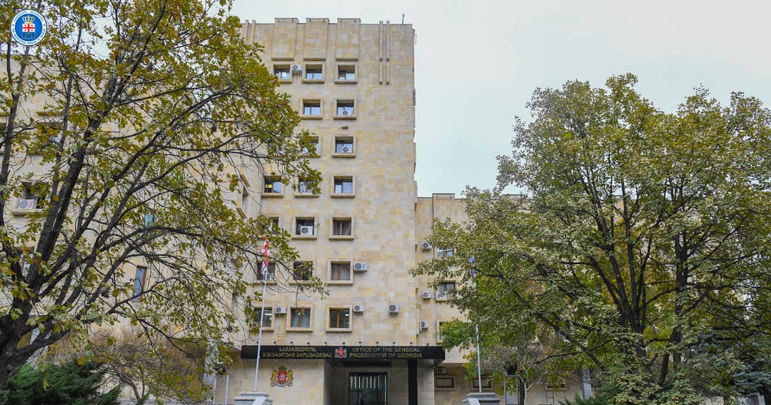 პროკურატურამ დამამძიმებელ გარემოებებში ჩადენილი განზრახ მკვლელობის ფაქტზე ერთ პირს ბრალდება წარუდგინა