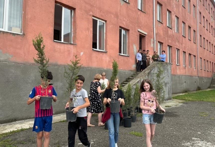 აფხაზეთის მე-7 საჯარო სკოლის ეზოში გამწვანების აქცია მოეწყო