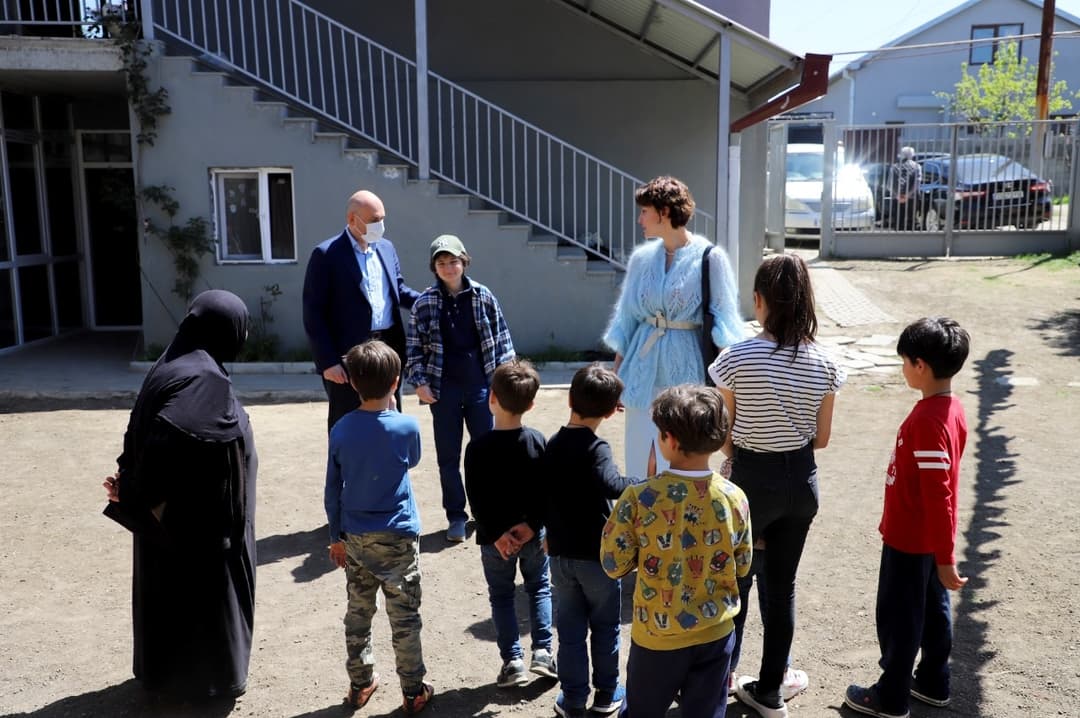 რუსლან აბაშიძემ და ბესიკ სილაგაძემ ბავშვთა თავშესაფარს სააღდგომო ნობათი გადასცეს