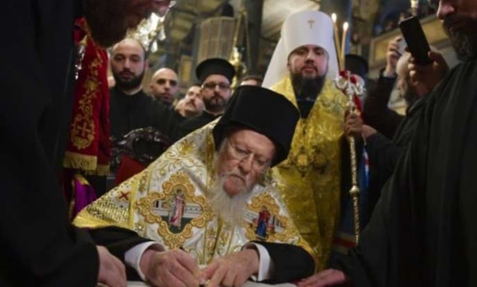 მსოფლიო პატრიარქმა უკრაინის მართლმადიდებელი ეკლესიის მეთაურს ავტოკეფალიის ტომოსი გადასცა