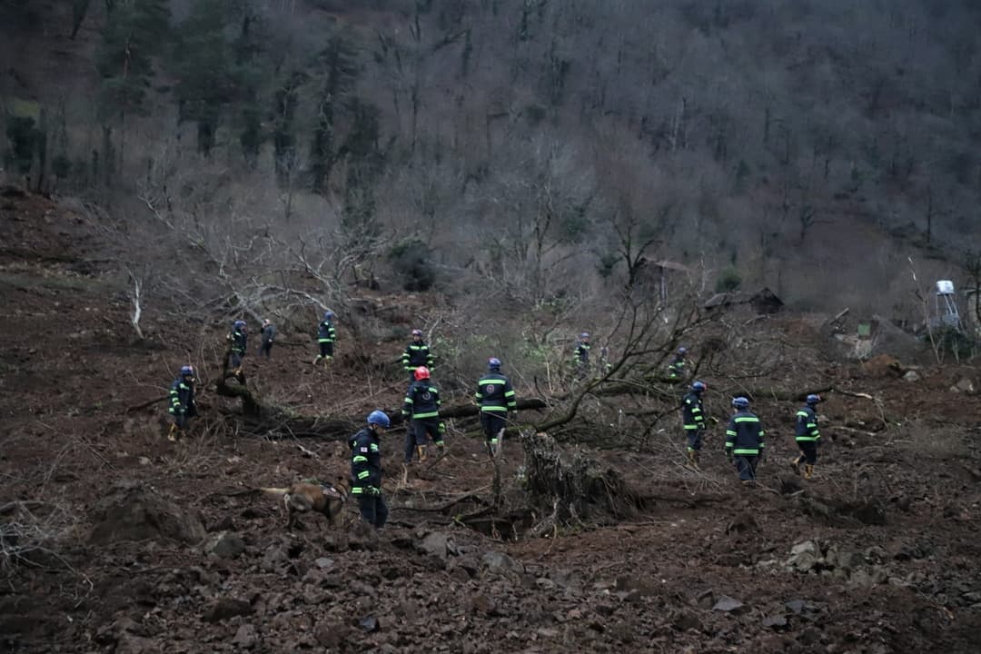 ბაღდათში სამაშველო ღონისძიება გრძელდება, ეძებენ 6 ადამიანს, მათ შორის მამას და მის სამ შვილს