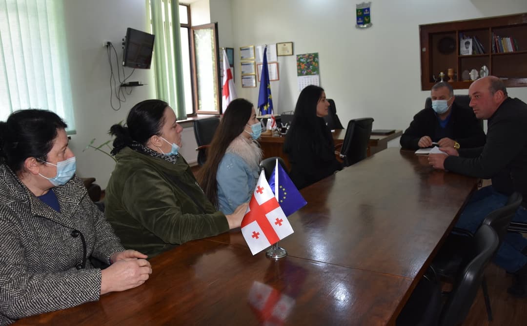 წყალტუბოს მუნიციპალიტეტის მერი საომარი მოქმედებების გამო უკრაინიდან ჩამოსულ მოქალაქეებს შეხვდა